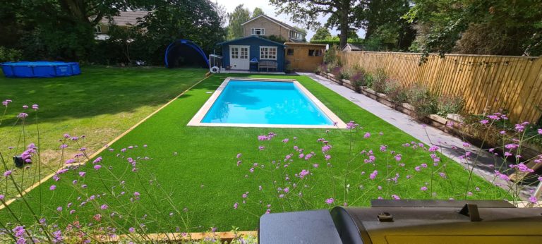 Swimming pool surrounding of artificial grass