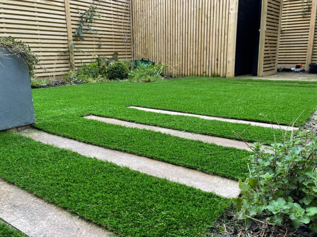 artificial grass fit between paving steps