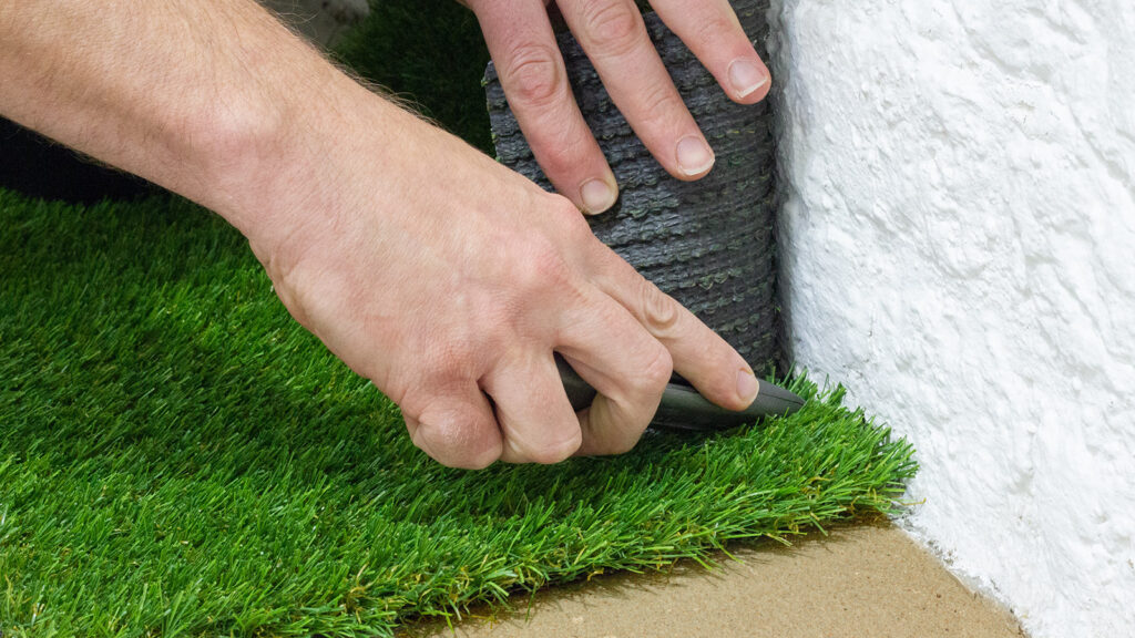 How to cut in artificial grass against a wall